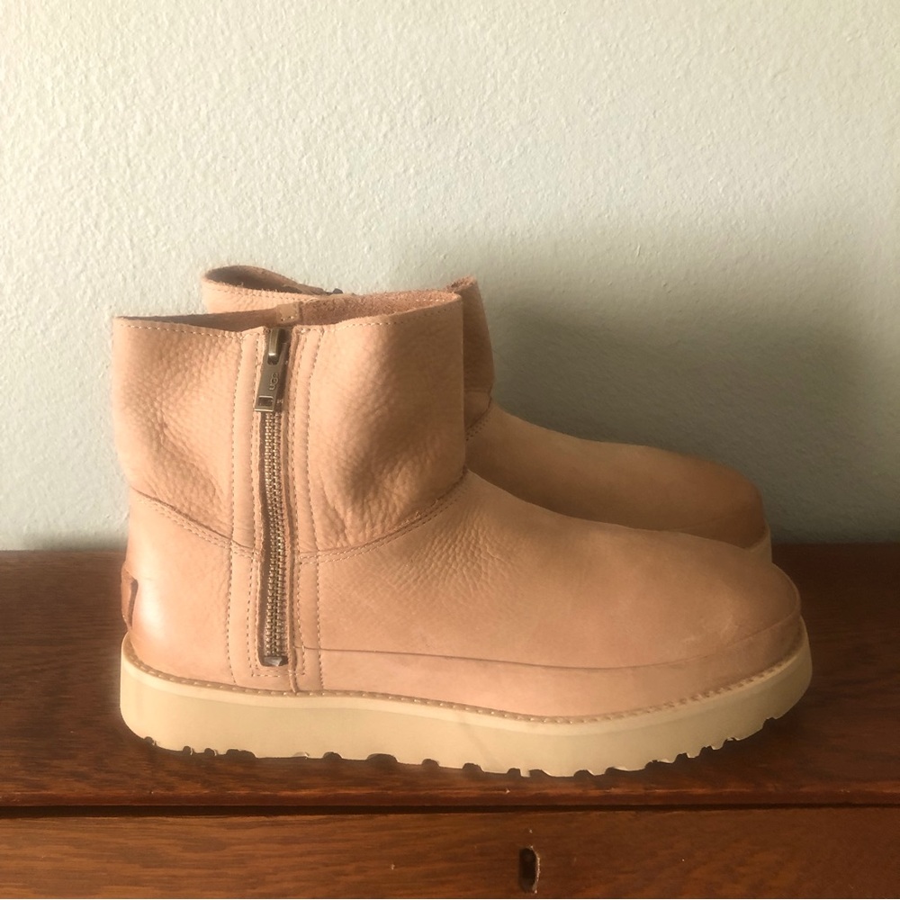 UGG Deconstructed Mini Zip Women’s Boot Arroyo size 10